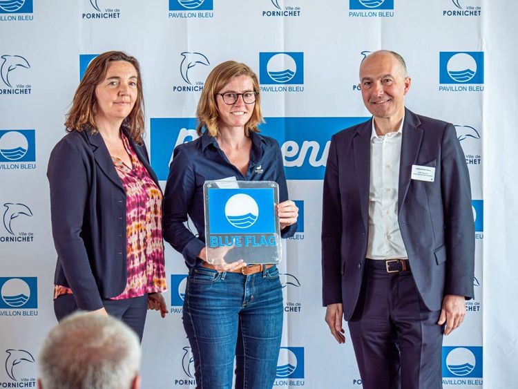 Sophie Preato, capitaine de l'Atalaya reçoit le Pavillon Bleu